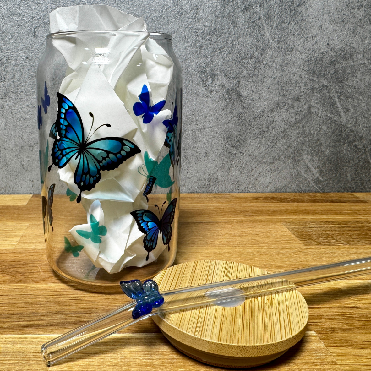 sklenicka-na-ledovou-kavu-motyl